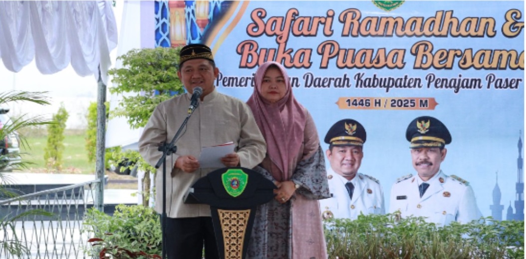 PERDANA: Bupati PPU Mudyat Noor didampingi istri saat menyampaikan sambutan pada perdana Safari Ramadan 1446 H di rujab bupati.