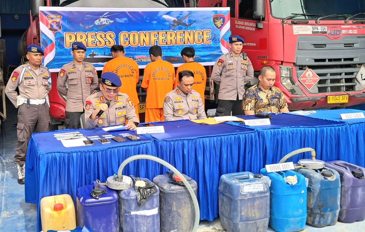 ILEGAL: Sopir dan truk tangki diamankan berikut barang bukti BBM yang dikeluarkan dari tangki ke jeriken. (FOTO: BAIM/KP)