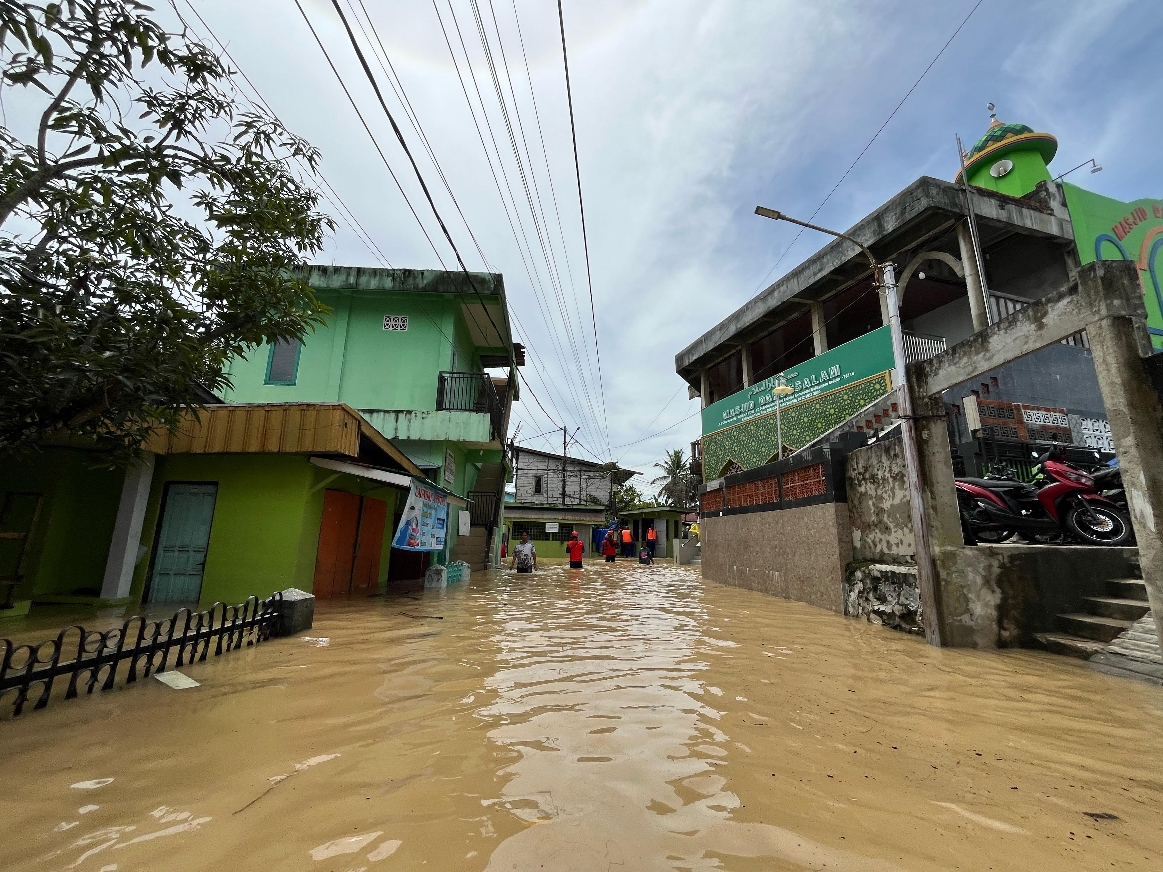 Genangan air yang masih cukup tinggi di Gang Mufakat I, Kelurahan Damai, Balikpapan. (Foto: Anggi/KP)