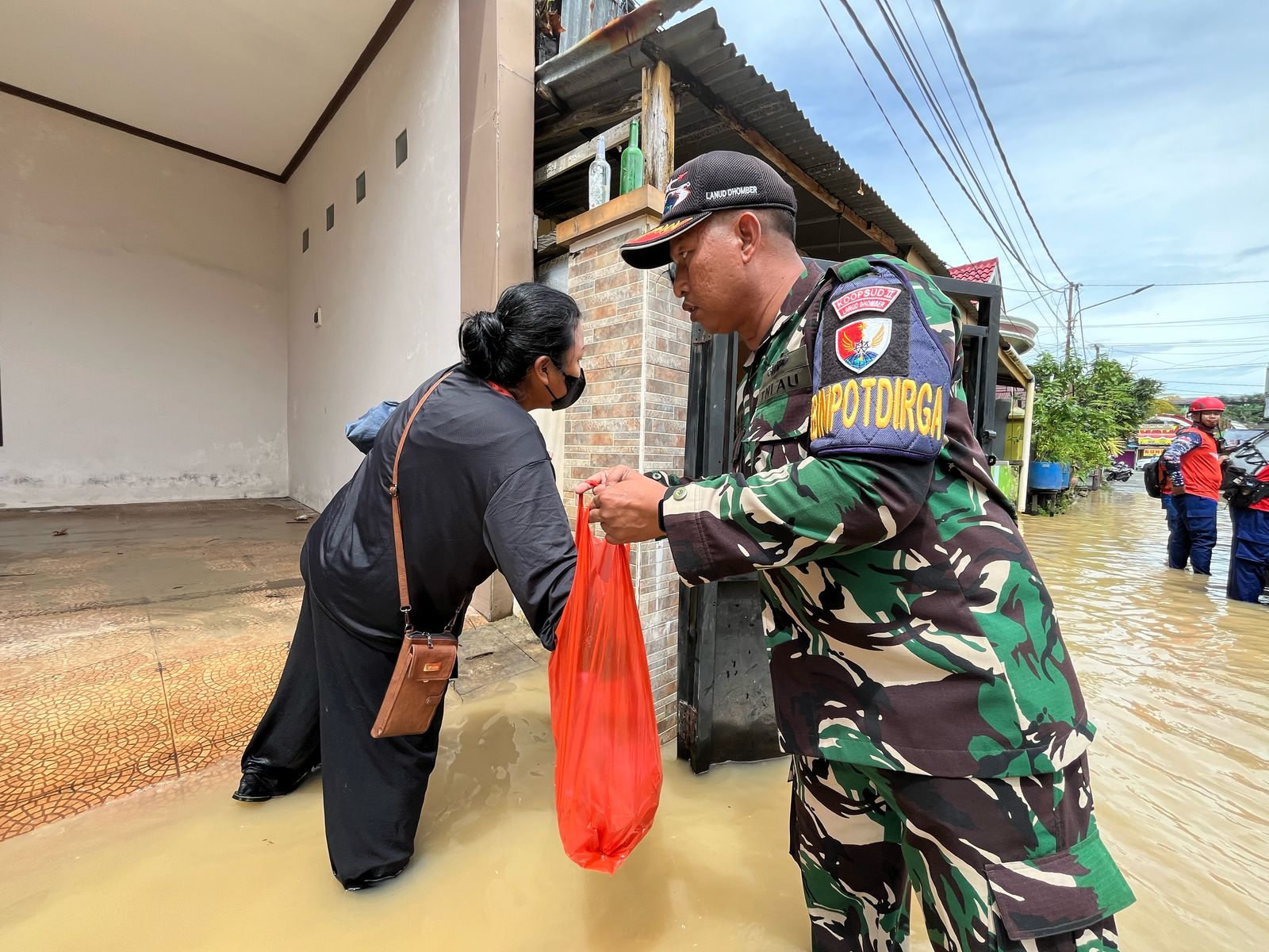 Petugas membagikan makanan bagi warga di Gang Mufakat II. (Foto: Anggi/KP)