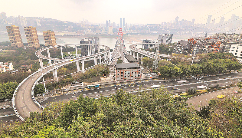 WAJIB DIKUNJUNGI: Berfoto di Sujiaba Observation Deck menjadi salah satu rangkaian dari Tur Kaltim Post Group di Chongqing.