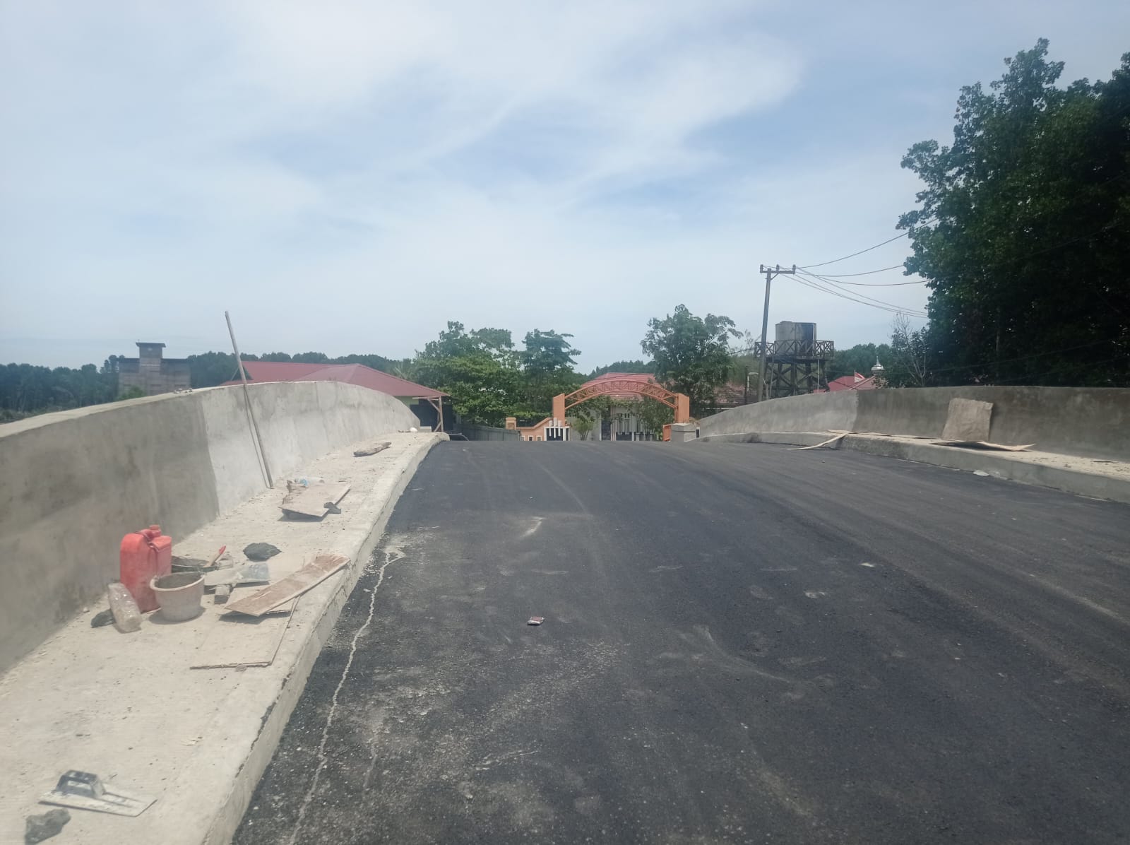 Pengerjaan Jembatan Balai Benih Ikan (BBI) Tanjung Laut Indah telah rampung oleh CV Adi Raya dan infrastruktur ini sudah bisa dilewati kendaraan.