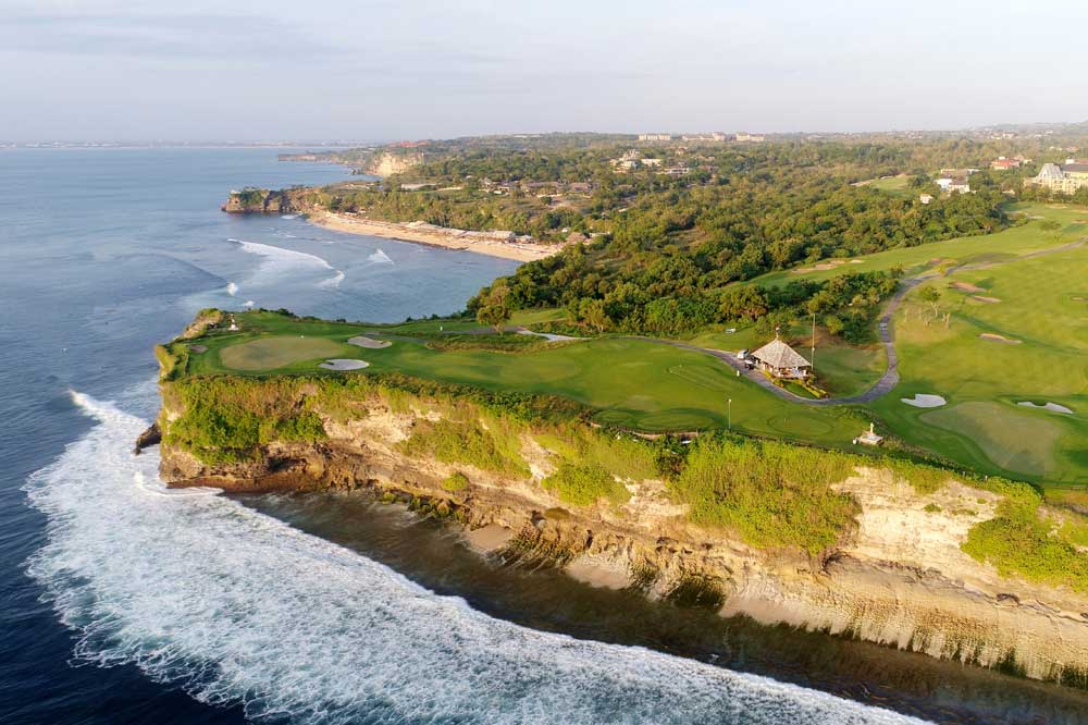 New Kuta Golf yang berada di tepi tebing memiliki pemandangan alam Bali yang eksotis.