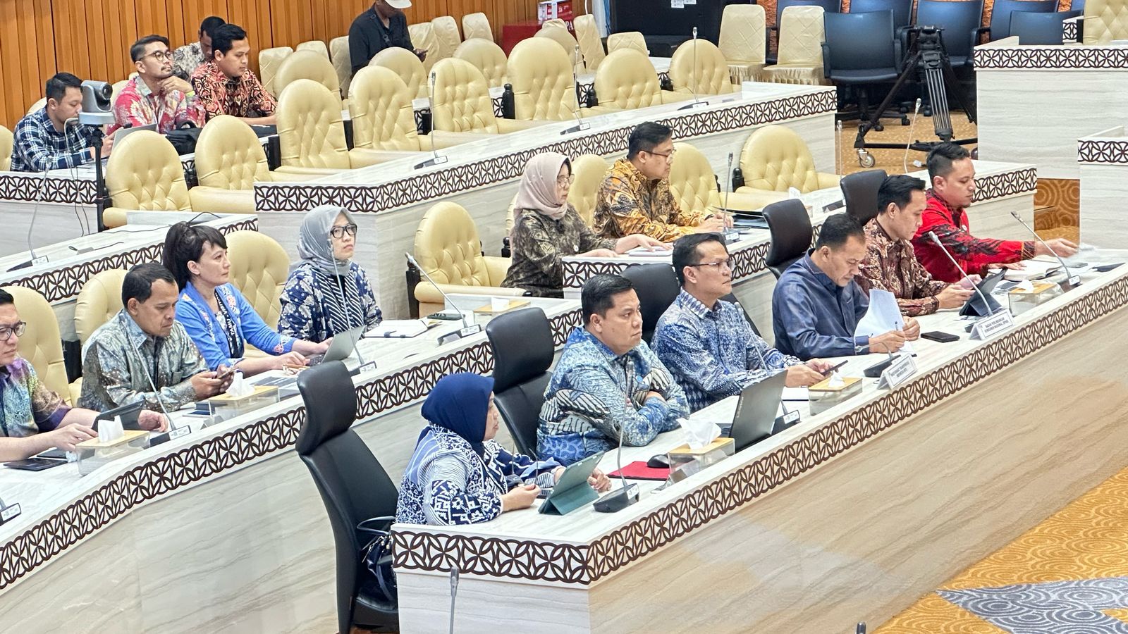 RAPAT DI DPR RI: MTI di hadapan Komisi V DPR RI dalam masukan terkait penyusunan RUU tentang Lalu Lintas dan Angkutan Jalan, 6 Maret 2025.