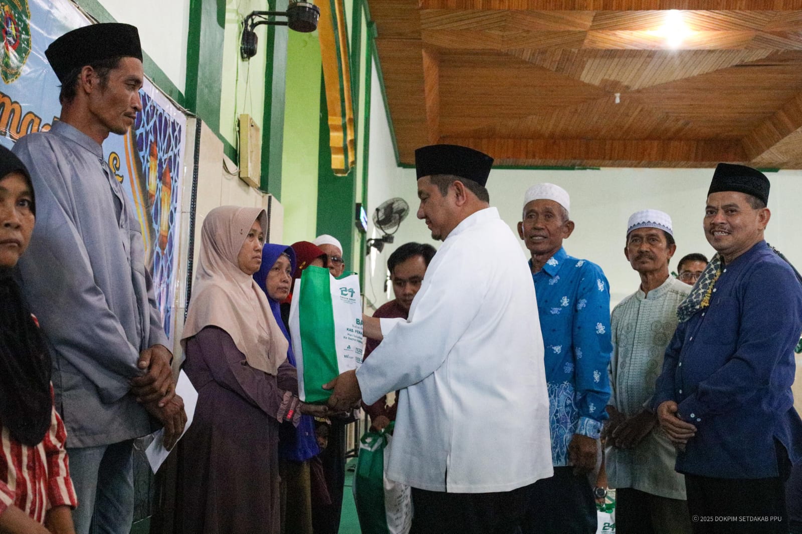 Mudyat Noor memberikan bingkisan ZIS kepada warga.