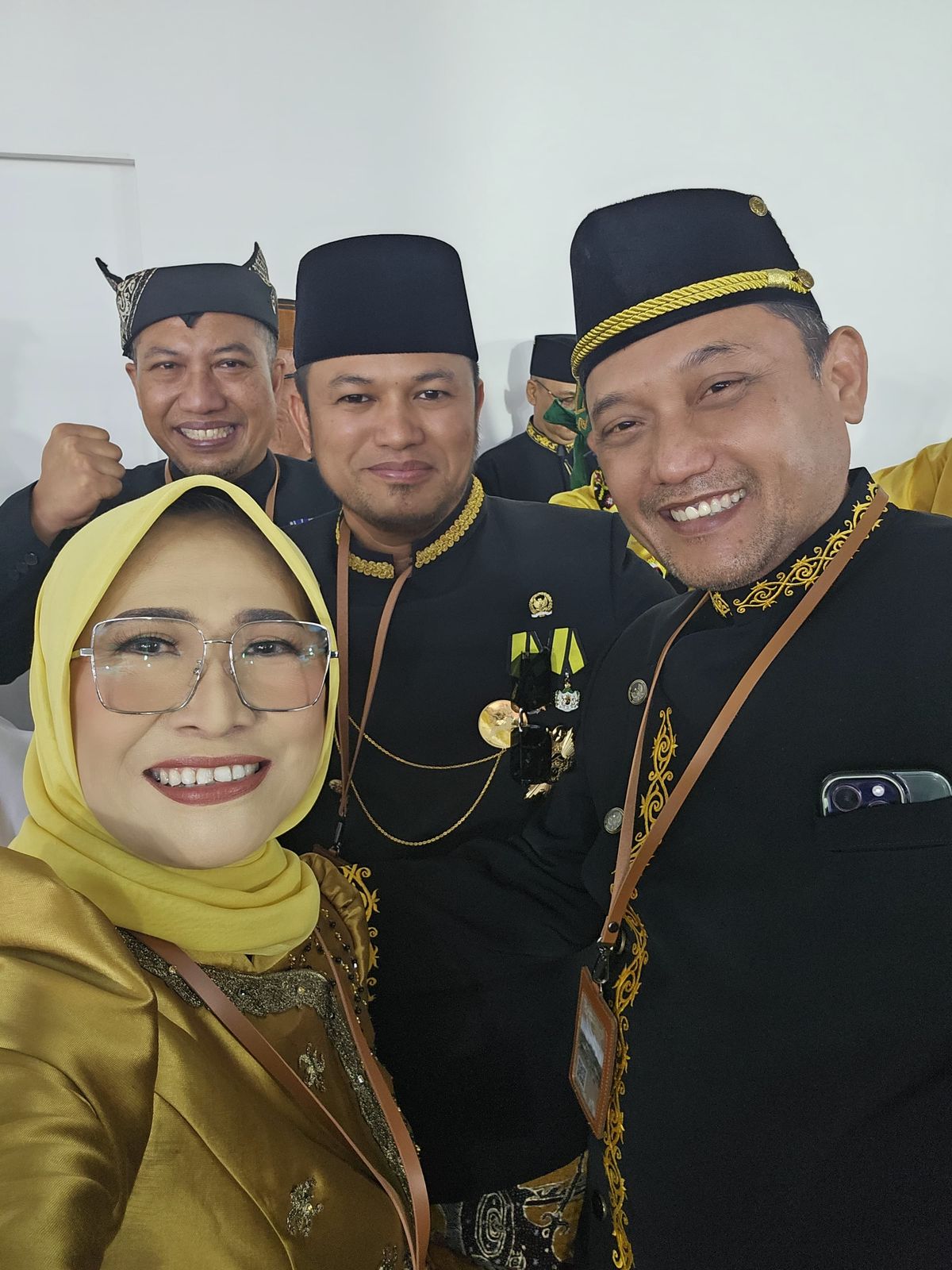 SALING BEKERJA SAMA: Hetifah Sjaifudian (kiri) bersama Rudy Mas&rsquo;ud dan Wakil Gubernur Kaltim Seno Aji.