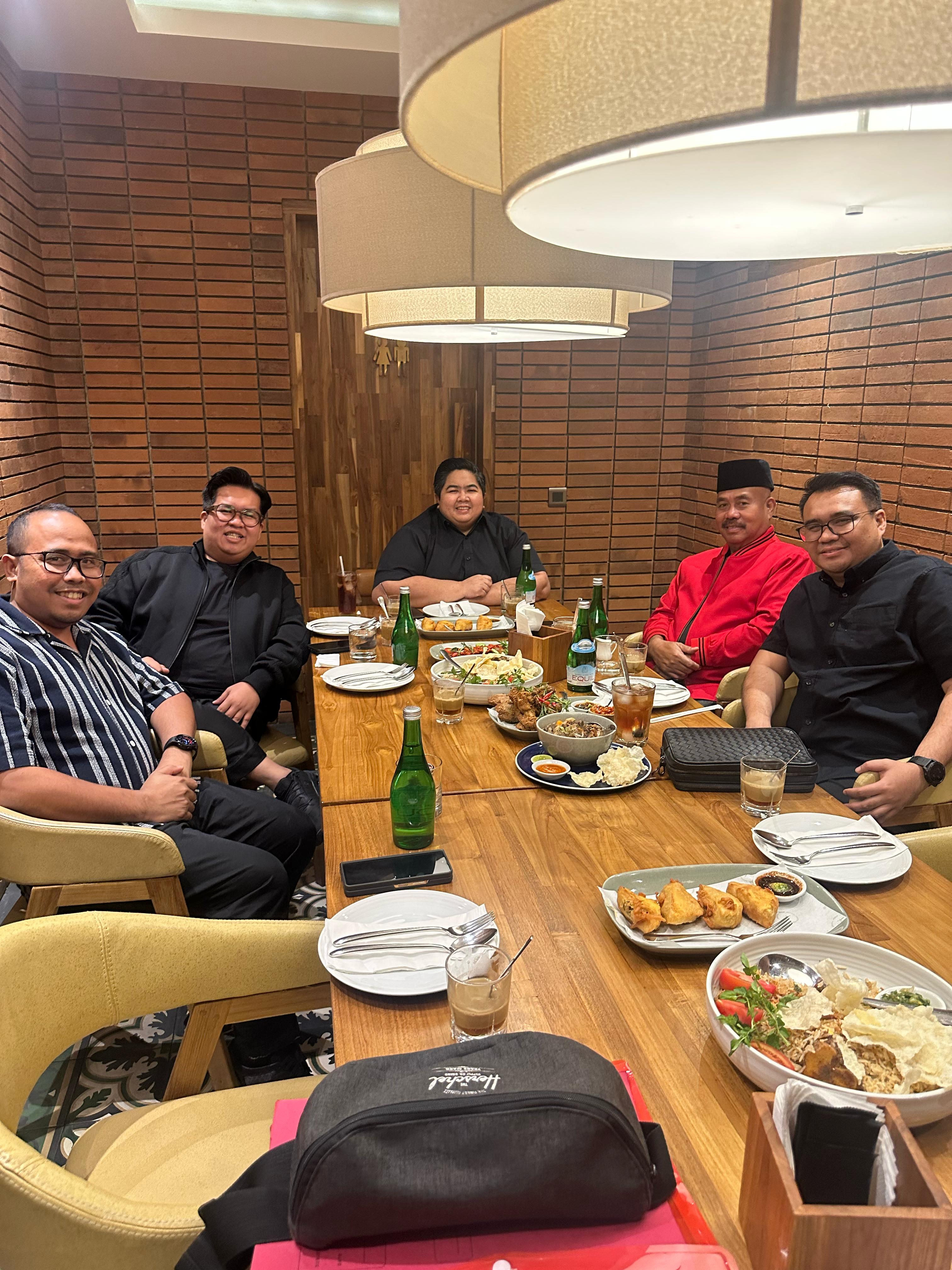 Rendi Solihin (dua kiri), Ananda Emira Moeis (Sekretaris DPD PDI Perjuangan Kaltim), Edi Damansyah, dan Aulia Rahman (kanan) dalam sebuah pertemuan. (IST).