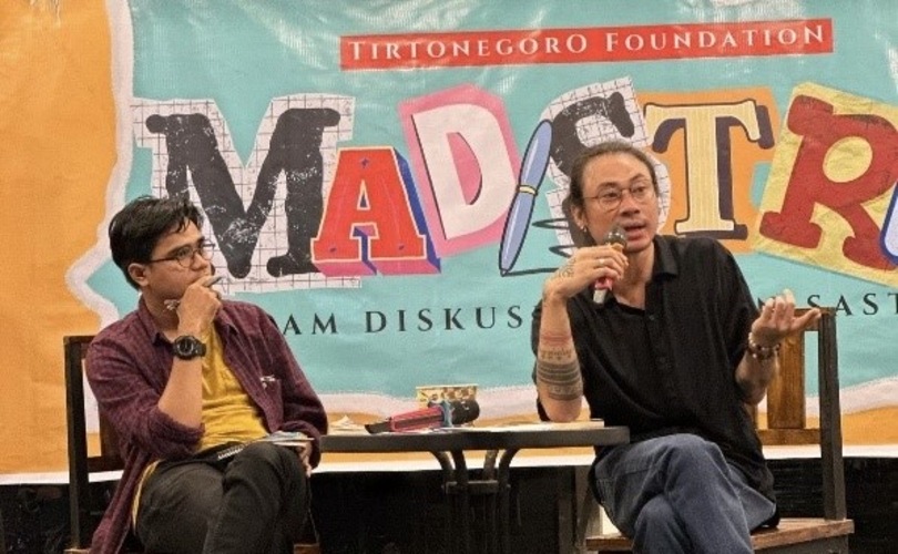 DISKUSI: Dadang Ari Murtono (kanan) sebagai narasumber pada Malam Diskusi Seni dan Sastra garapan Tirtonegoro Foundation di Mahakam Lampion Garden, Samarinda, didampingi Novan Leany sebagai moderator.