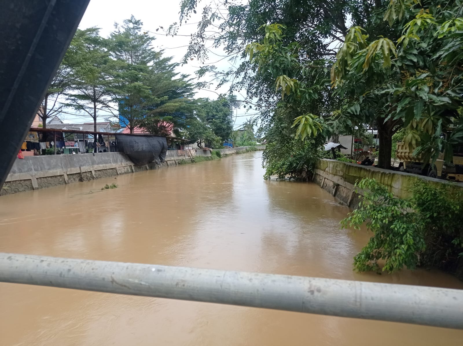 Pemkot Bontang melakukan penanganan banjir jangka pendek yakni dengan penurapan sungai secara masif. Pemkot Bontang melakukan penanganan banjir jangka pendek yakni dengan penurapan sungai secara masif.