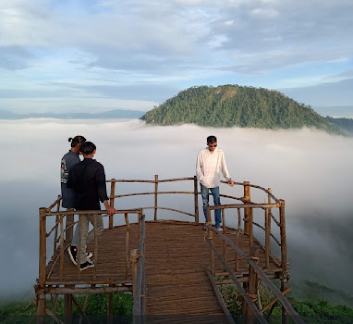 LOKAL: Wisatawan lokal saat menikmati gumpalan embun pada Gunung Embun di Kabupaten Paser. Ada tiga rute yang bisa dijadikan panduan untuk menuju ke destinasi wisata ini. (FOTO: IST)
