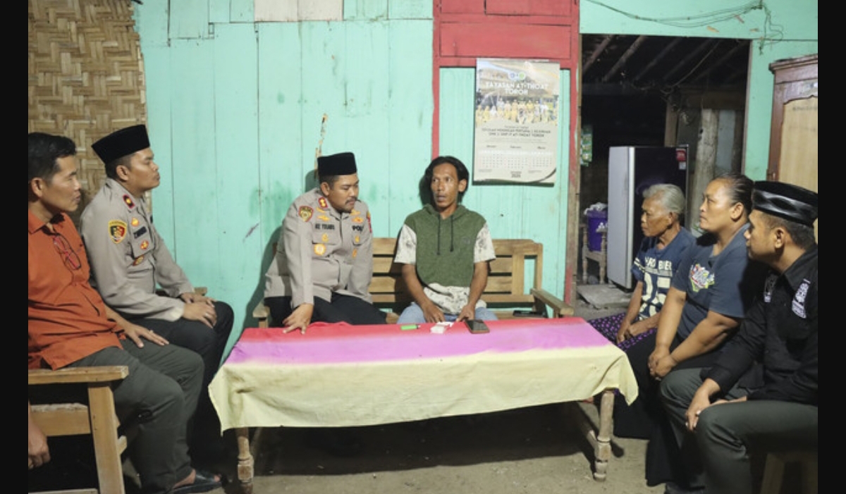 Kapolres Grobogan AKBP Ike Yulianto mendatangi rumah Kusyanto, warga Desa Dimoro, Kabupaten Grobogan. (FOTO: DOK POLRES GROBOGAN)
