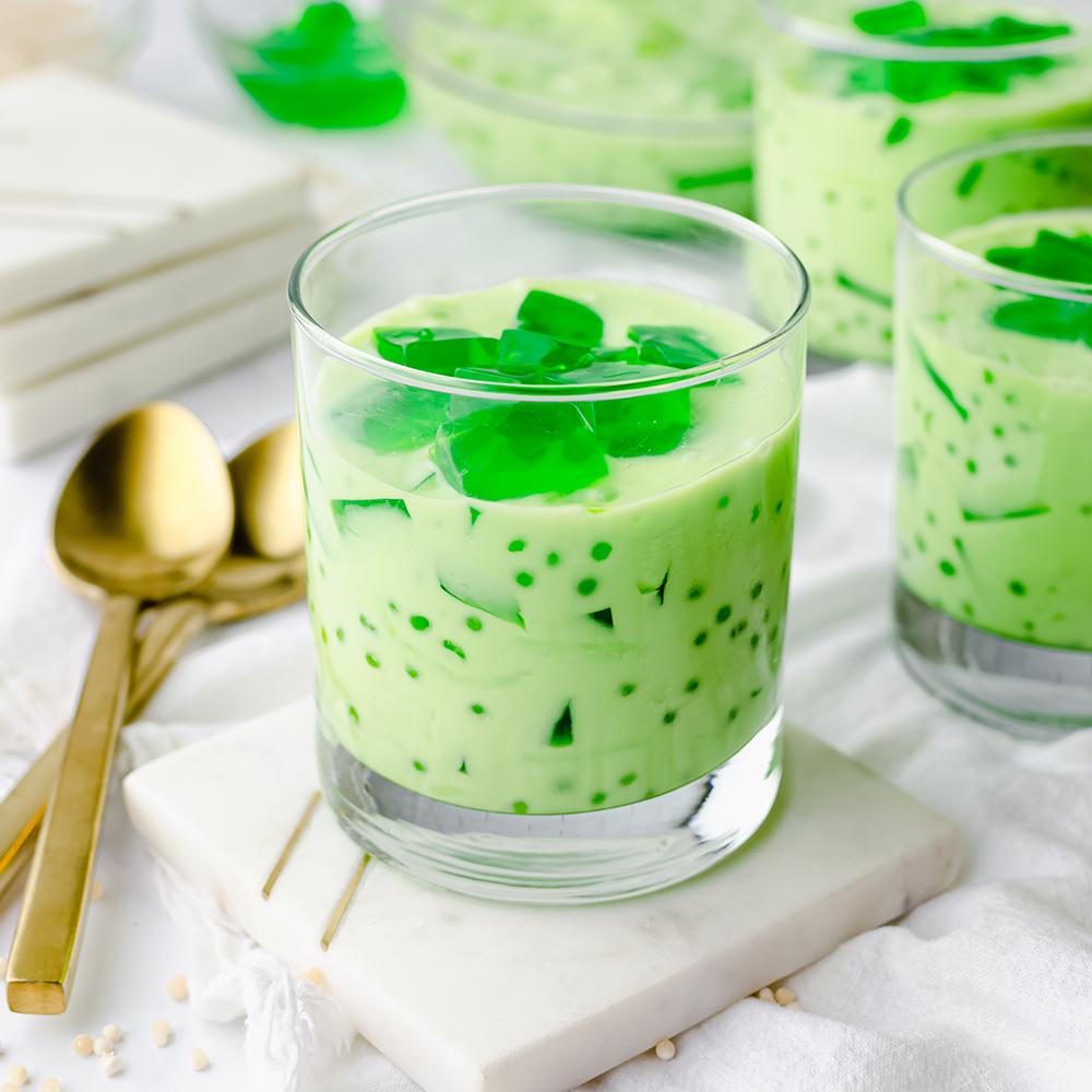 Buko pandan jadi minuman yang menyegarkan.