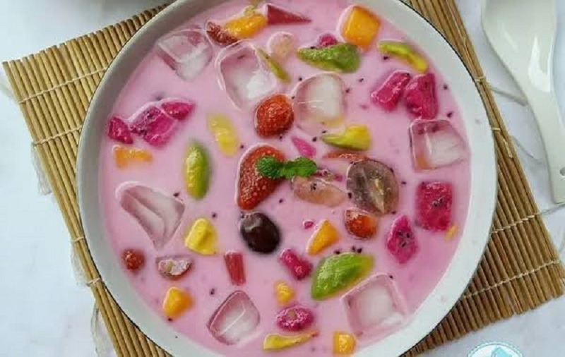 SEGAR: Es buah merupakan salah satu hidangan manis yang selalu dinantikan saat berbuka puasa.