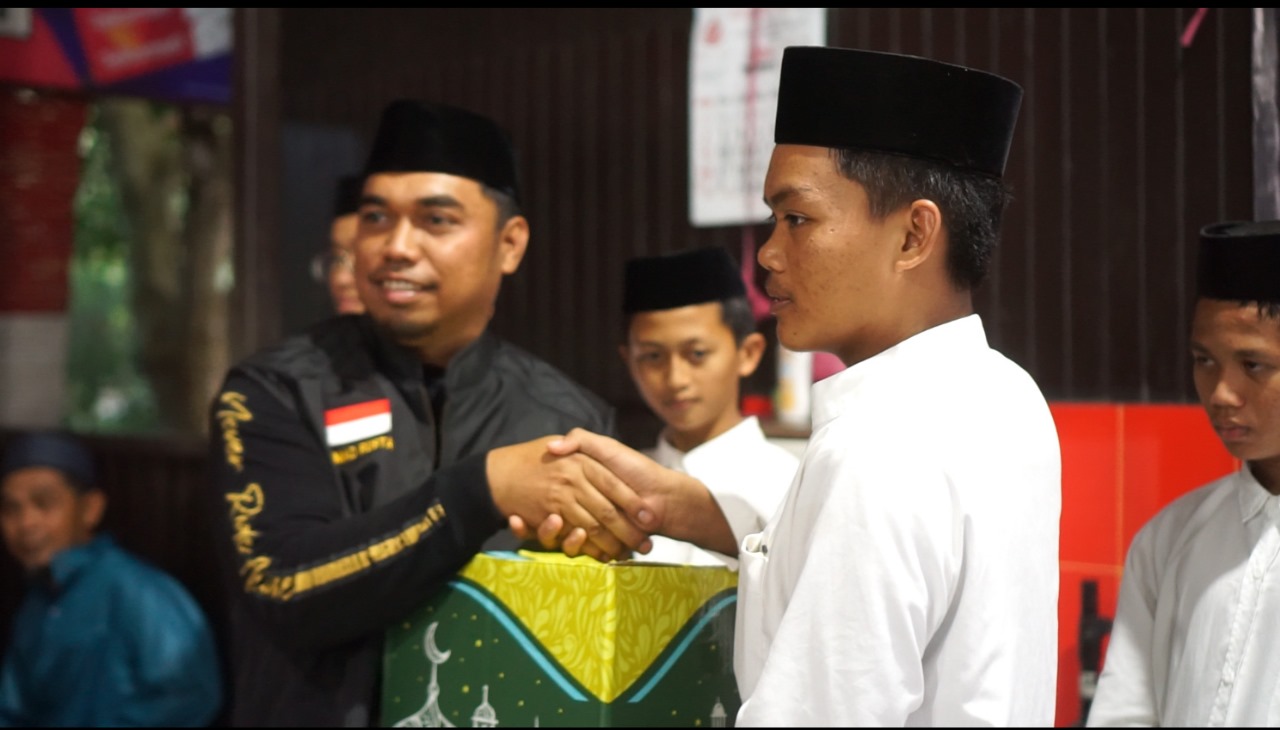 BAGI BINGKISAN: Ketua HDCI Balikpapan, Ahmad Rustam memberikan bingkisan dan santunan kepada para tahfidz yang ada di Tahfidz Qur&rsquo;an Siti Aminah.