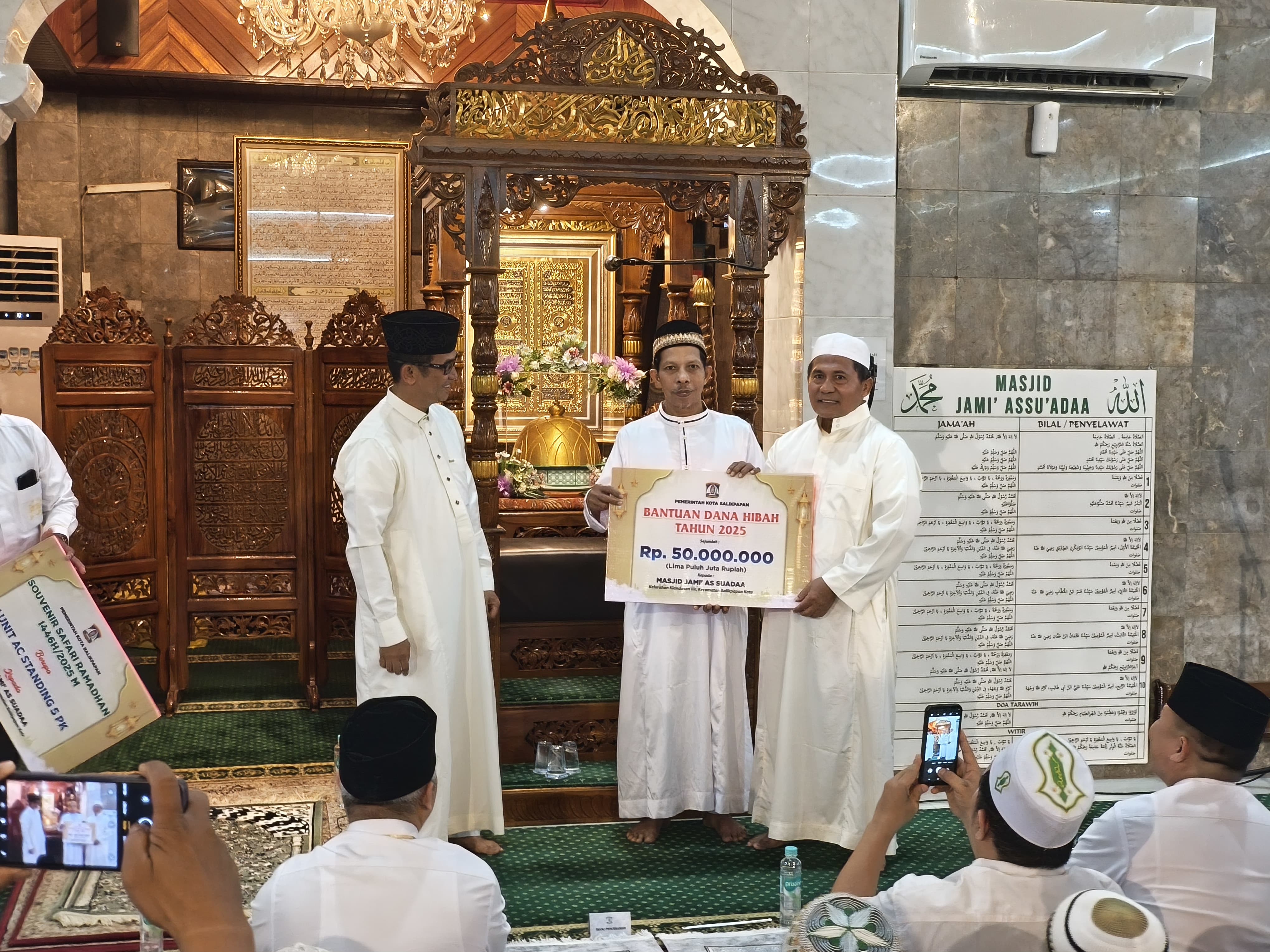 SAFARI RAMADAN: Penyerahan dana hibah kepada Masjid As Suadaa yang dilakukan oleh Wali Kota Balikpapan Rahmad Mas