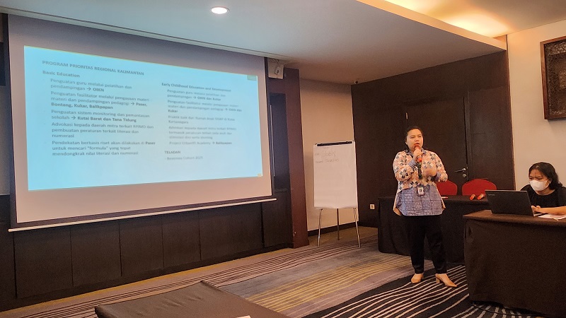 PENDIDIKAN: Regional Lead Tanoto Foundation Kaltim Roselina Ping Juan memaparkan program yang dilaksanakan di Kaltim, termasuk terkait Rumah Anak SIGAP.