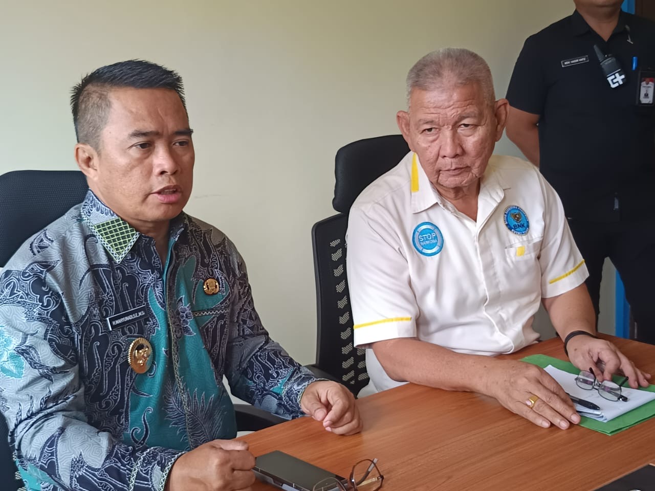 SINERGI: Wakil Bupati Kutai Timur Mahyunadi (kiri)dan Kepala Badan Narkotika Kutim Sarwono.