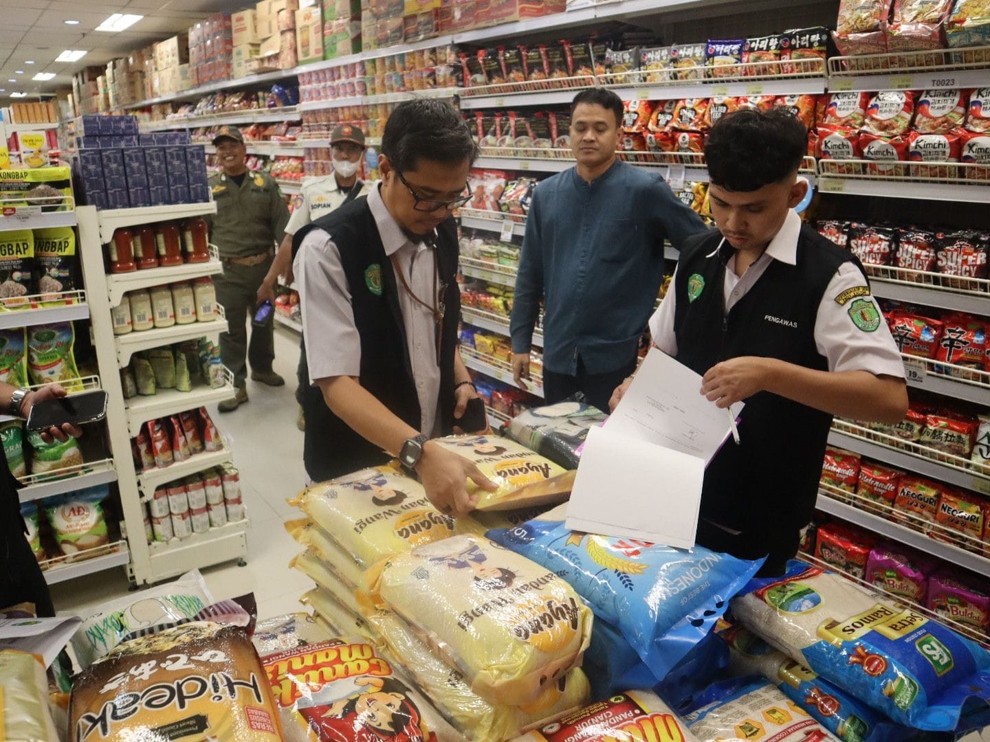 Tim I dari Bidang Perlindungan Konsumen dan Tertib Niaga DPPKUKM Kaltim mengecek ketersediaan barang di Farmer Market, Samarinda Central Plaza.