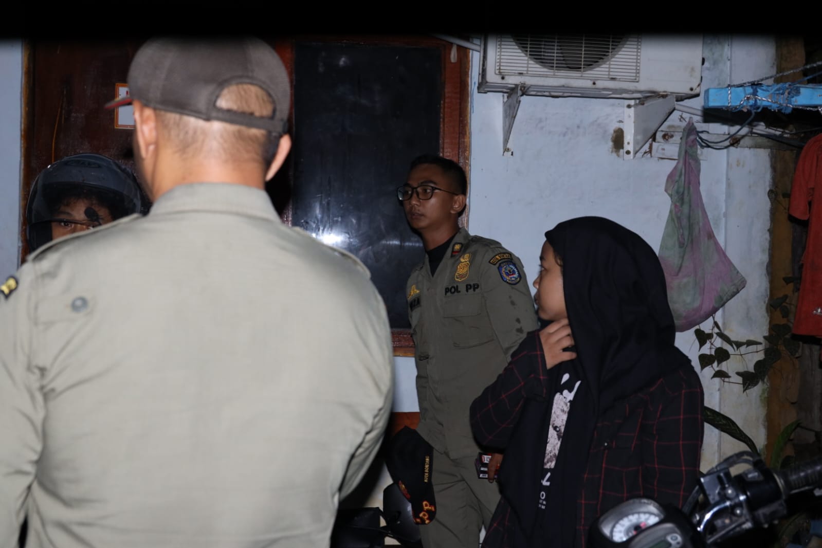KEPERGOK: Salah satu pasangan yang diamankan oleh tim gabungan saat melakukan razia hotel dan penginapan di Kecamatan Bontang Utara. (FOTO: ADIEL KUNDHARA/KP)