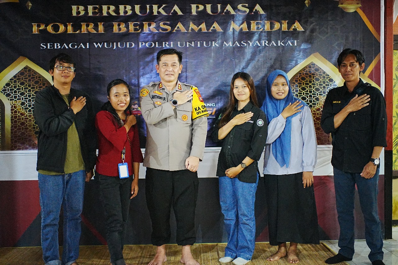 Kapolres Mahulu AKBP Anthony Rybok abadikan momen bersama awak media usai berbuka bersama, Kamis (13/3). (FOTO: IST)