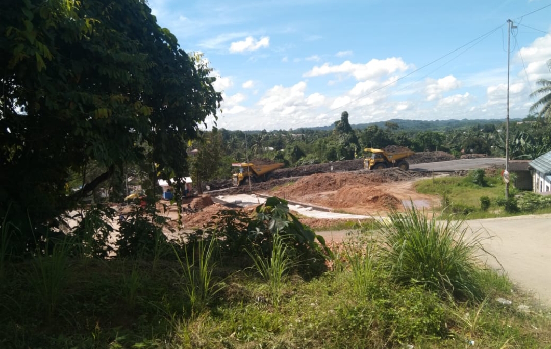 BIKIN RESAH: Sejumlah alat berat beroperasi di area pertambangan yang hanya berjarak sekitar 75 meter dari permukiman warga Desa Buana Jaya, Kutai Kartanegara.