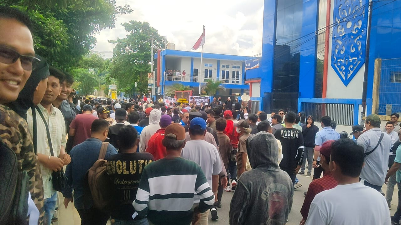 Wacana penutupan lalu lintas kapal bermuatan besar di Sungai Mahakam pasca-insiden penabrakan tongkang terhadap fender Jembatan Mahakam I memicu pro dan kontra.