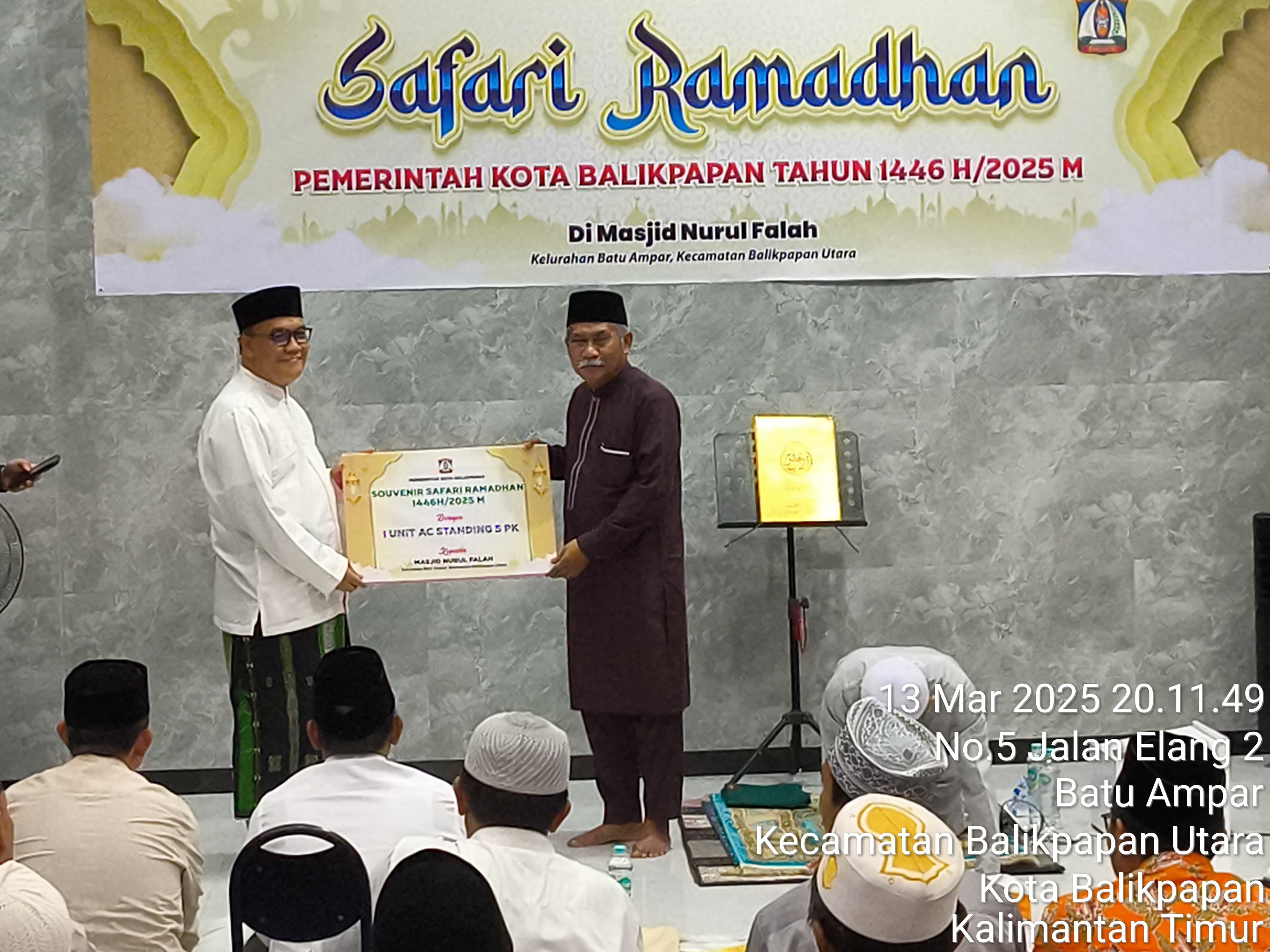 Wakil Wali Kota Bagus Susetyo menyerahkan bantuan dari Pemkot Balikpapan kepada Masjid Nurul Falah berupa satu unit AC Standing 5 PK dan dana hibah senilai Rp 50 juta. (Foto: Lupus)