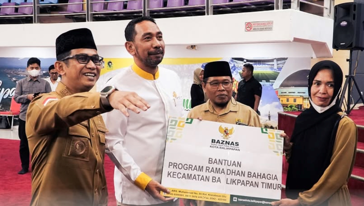 PENYERAHAN BANTUAN: Wakil Ketua DPRD Kota Balikpapan, Muhammad Taqwa menyerahkan bantuan kepada mustahik dalam Program Ramadhan Bahagia. Kepedulian untuk sesama di bulan penuh berkah.