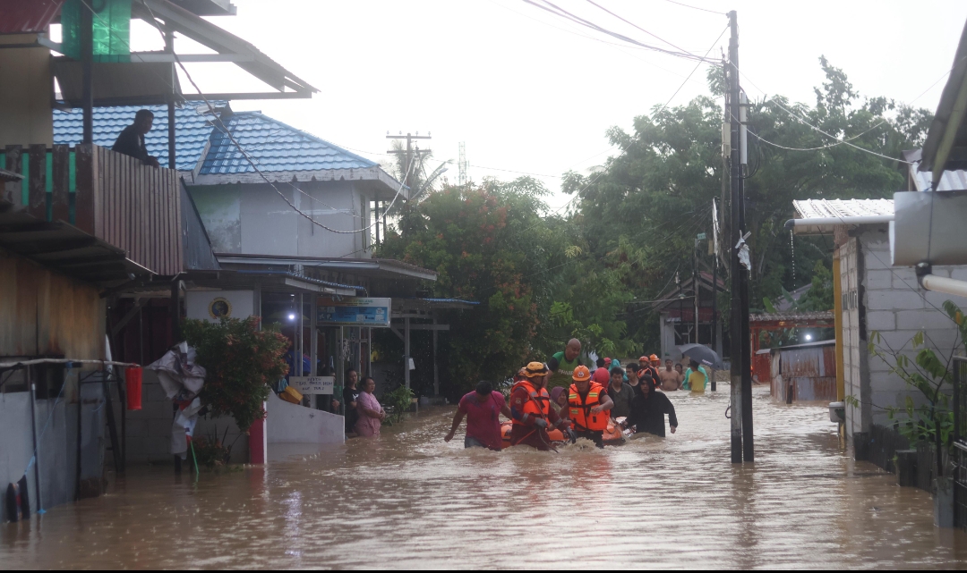 BENCANA: Banjir yang melanda kawasan Gang Mufakat Damai kawasan hilir DAS Ampal, Jumat (7/3).