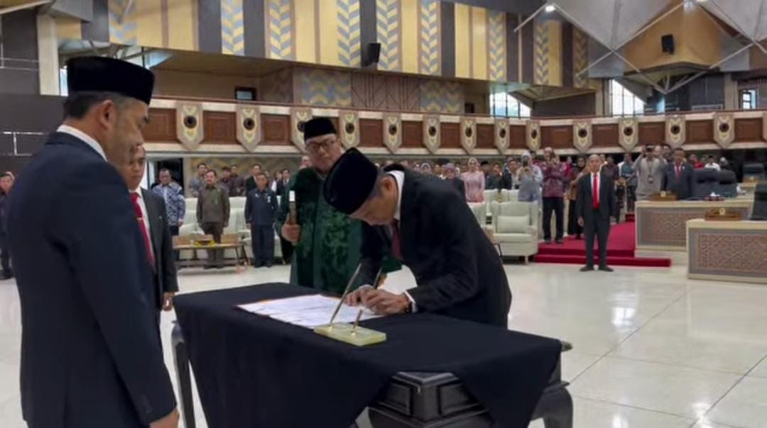 Tangkapan layar Paripurna PAW Abdul Rahman Bolong resmi menggantikan Seno Aji sebagai Anggota DPRD Kaltim 2024-2029. (IST)