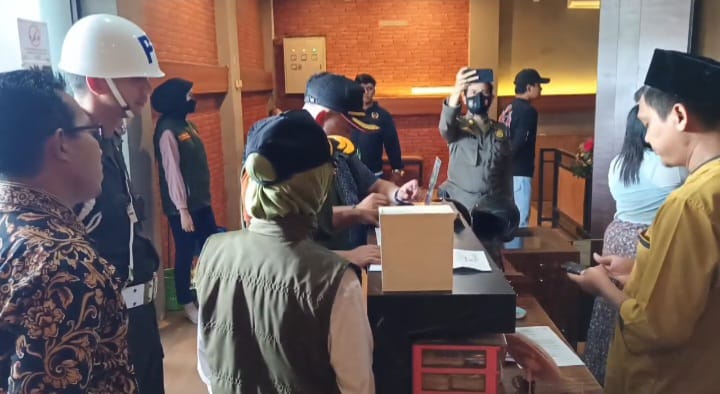 SEGEL: Rumah biliar Dark Horse di Jalan Pangeran Antasari resmi disegel sementara oleh Satpol PP Samarinda, Jumat (14/3).