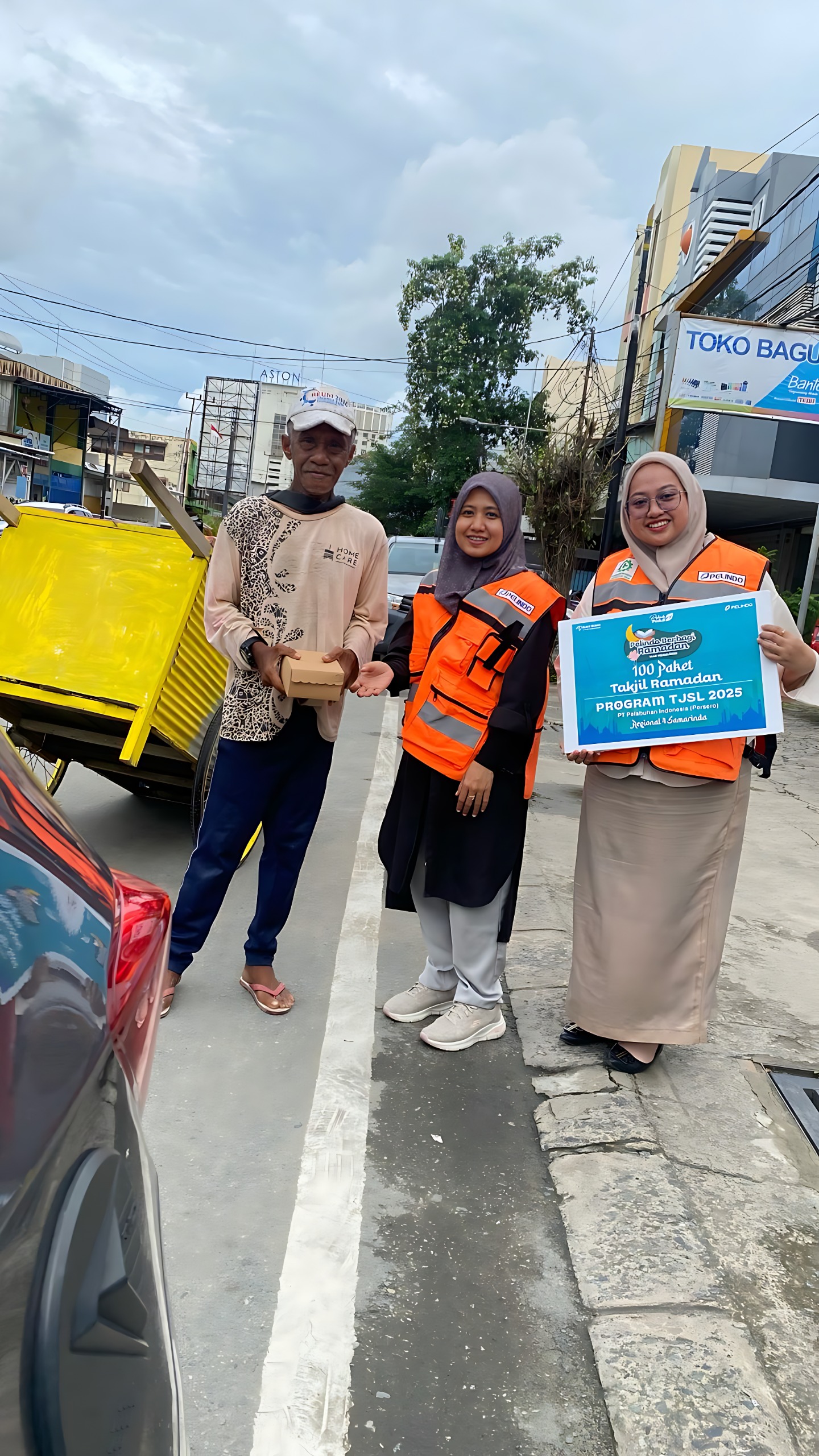 PEDULI SESAMA: Semangat berbagi dan kepedulian sosial di bulan suci Ramadan 1446 H ditunjukkan Pelindo Regional 4 Samarinda dengan menggelar program Pelindo Berbagi Ramadan Tahun 2025.