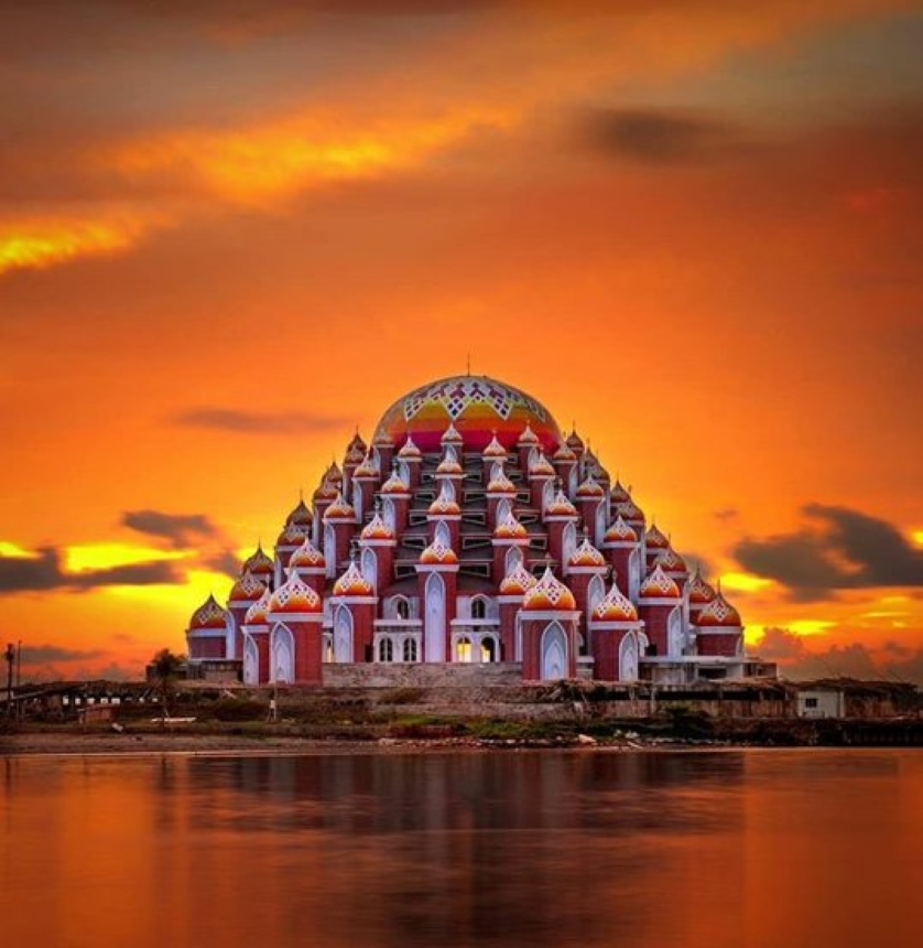Masjid 99 Kubah Makassar, Sulawesi Selatan.