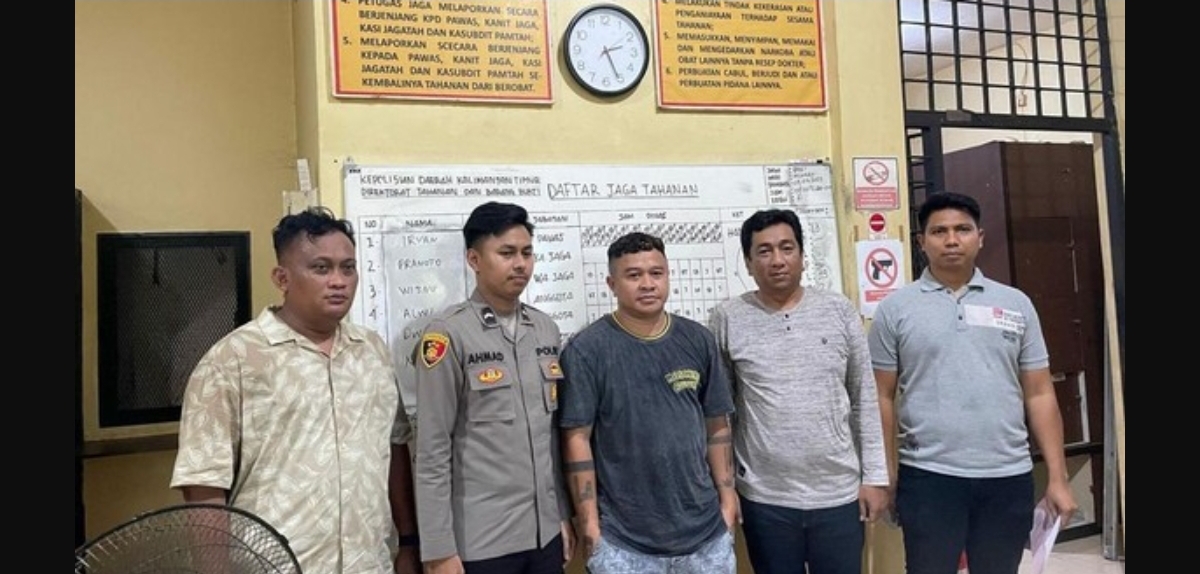 Direktur Persiba Balikpapan Catur Adi (tengah)