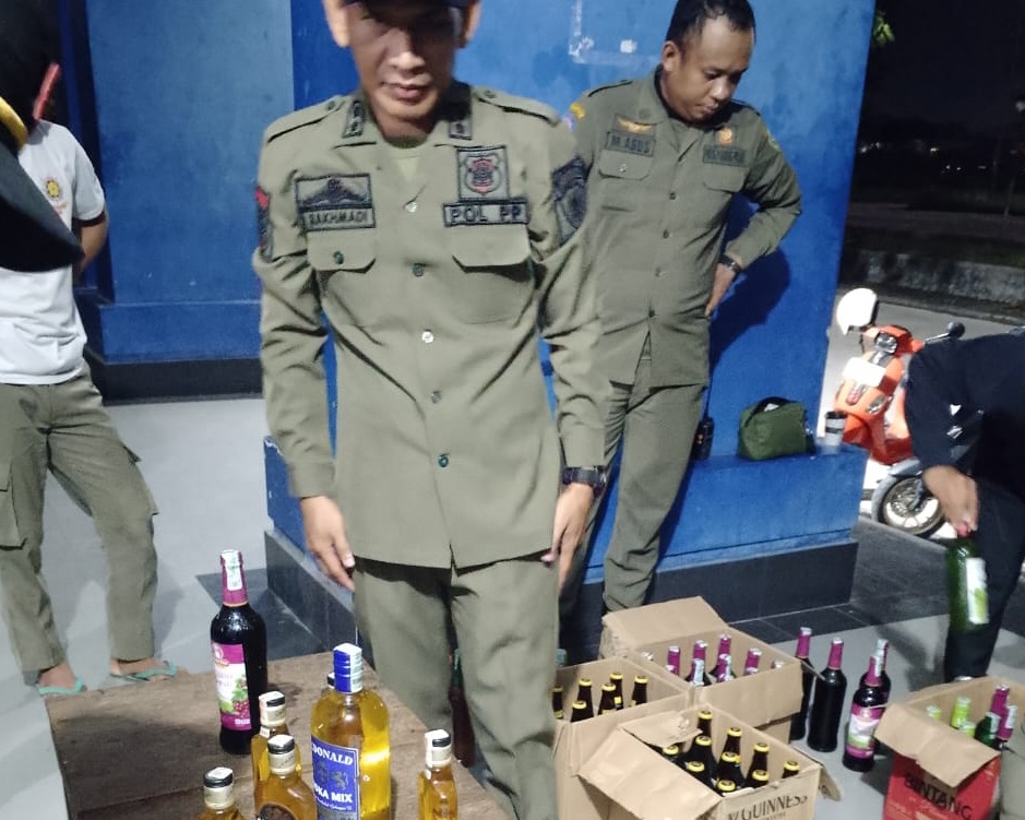 Kafe Sepan buka saat Ramadan warga minta Satpol PP bertindak.