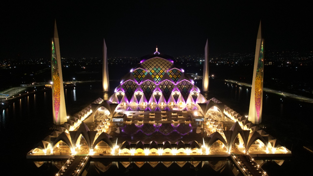 Masjid Raya Al Jabbar di Jawa Barat.