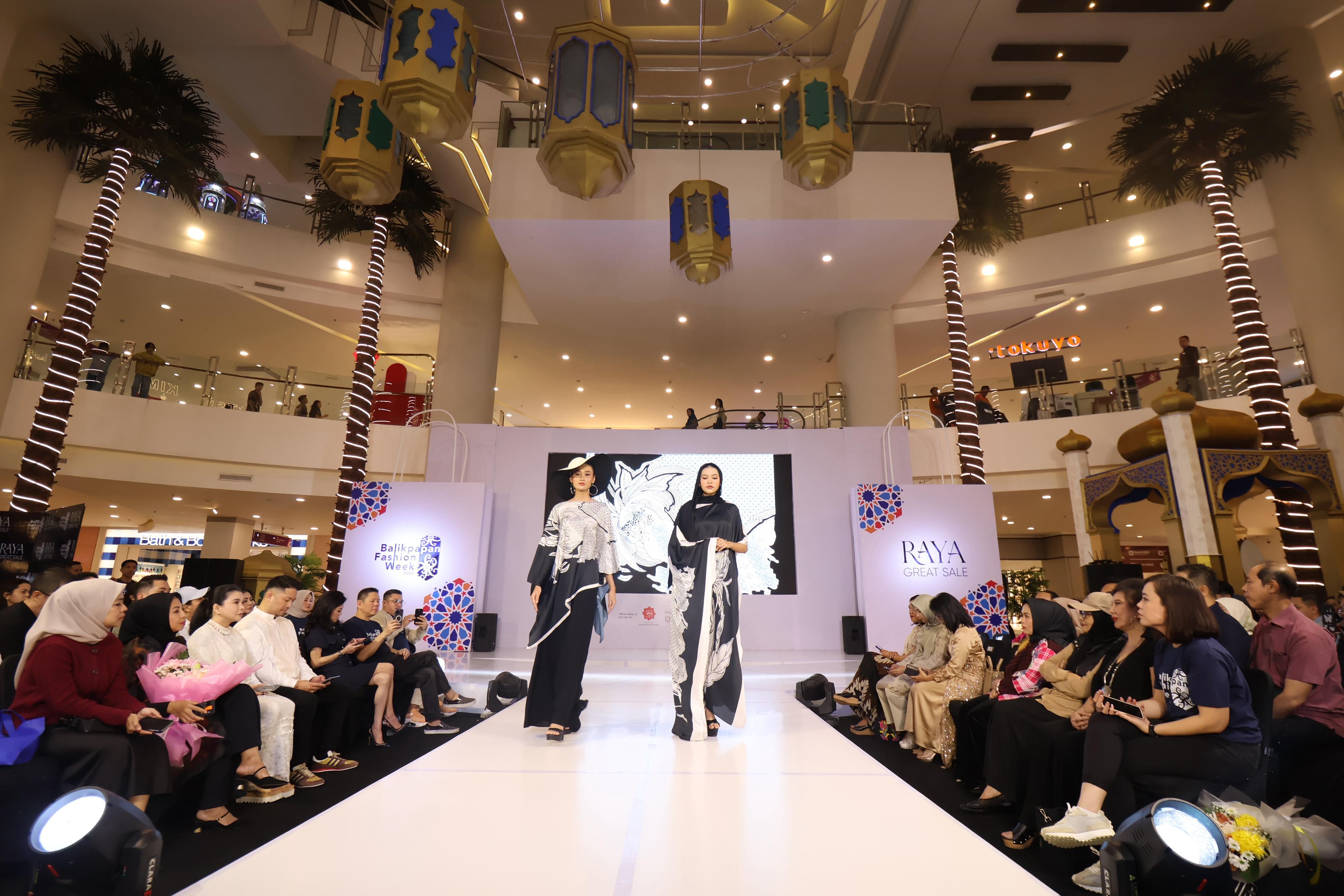 RUJUKAN: Masyarakat yang bingung mencari model-model baju yang pas untuk Lebaran kali ini, Anda bisa melihat dan membeli langsung di ajang Balikpapan Fashion Week 2025 di Atrium Pentacity.