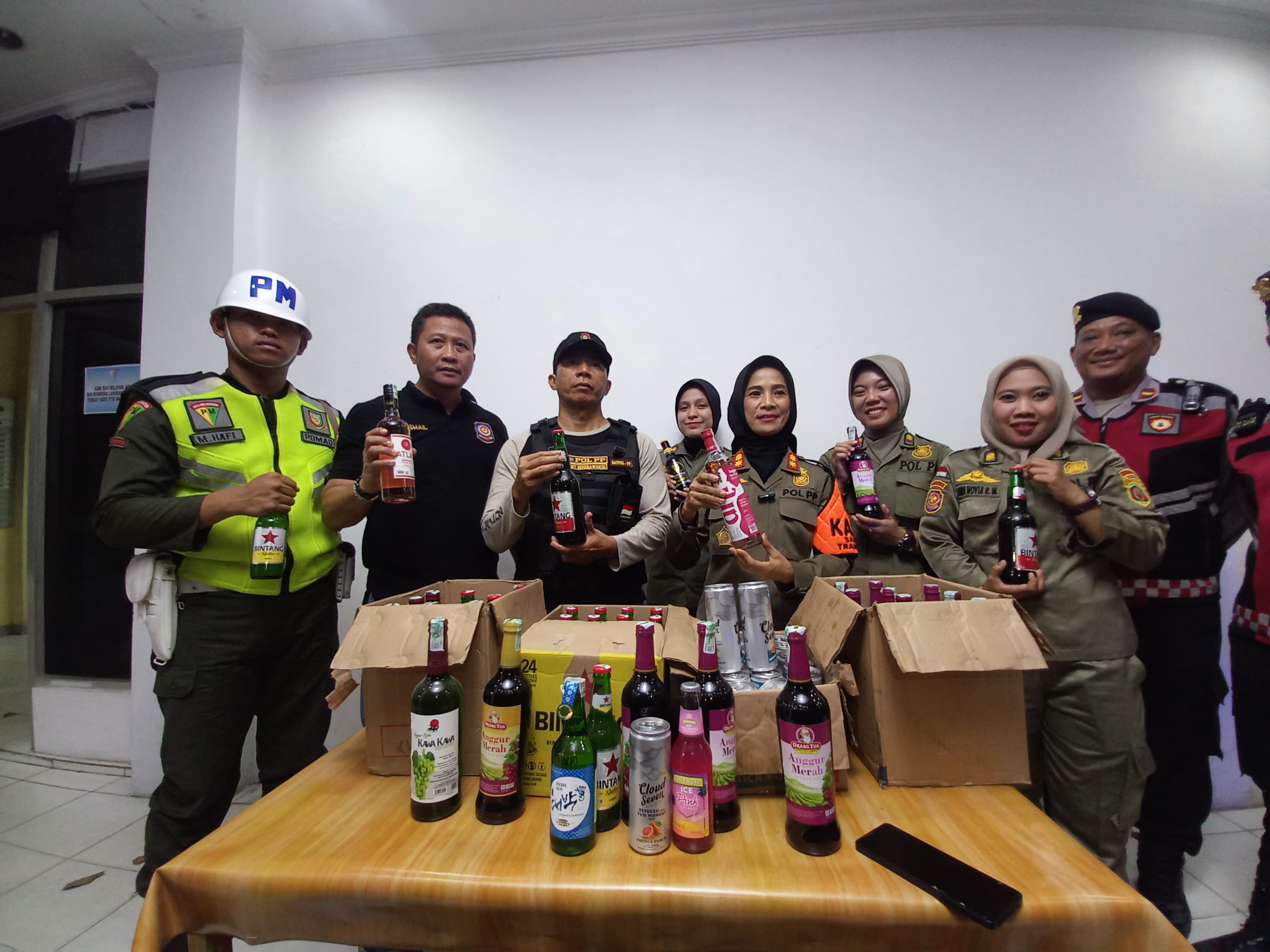GEREBEK: Ratusan botol minuman keras diduga ilegal masih bebas beredar. Tak hanya itu, sebuah rumah biliar pun kedapatan melanggar aturan jam operasional.