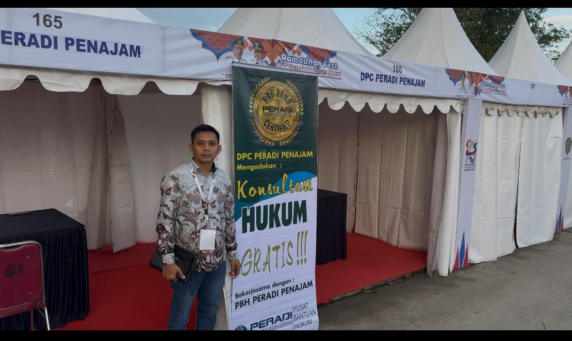 GRATIS: Ketua DPC Peradi Penajam, PPU, Ramadi, di depan stand konsultasi hukum gratis pada Ramadhan Fest HUT ke-23 PPU 2025.
