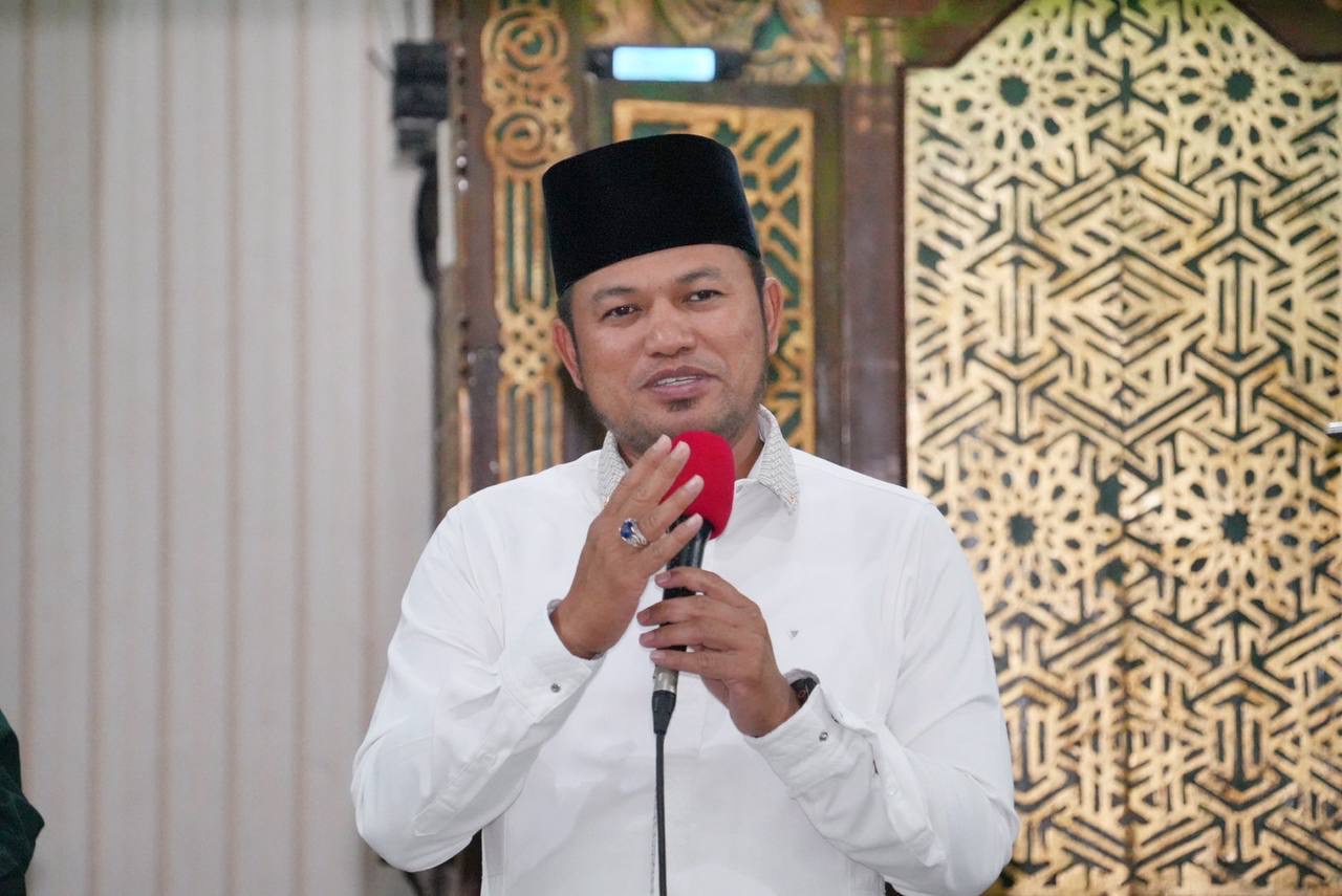 UNTUK SEMUA: Gubernur Rudy Mas&rsquo;ud berdialog dengan pelajar dan masyarakat usai menunaikan ibadah salat subuh di Masjid Besar Al Muhajirin.
