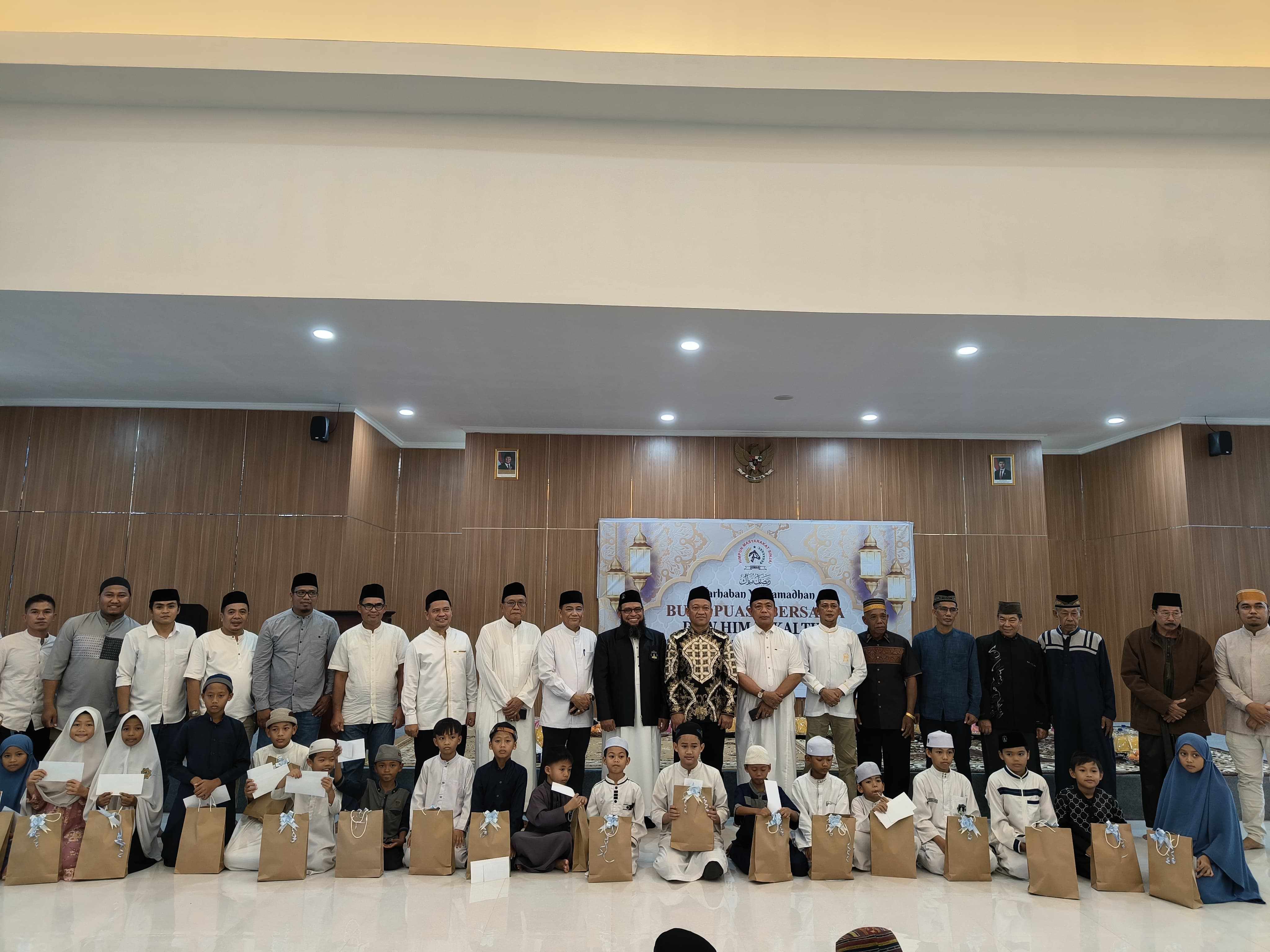 PAKET RAMADAN: Andi Yusri Ramli selaku Asisten II Bidang Perekonomian, Pembangunan dan Kesejahteraan Rakyat Pemkot Balikpapan mewakili wali kota, mendampingi DPW Himas Kaltim memberikan bantuan.
