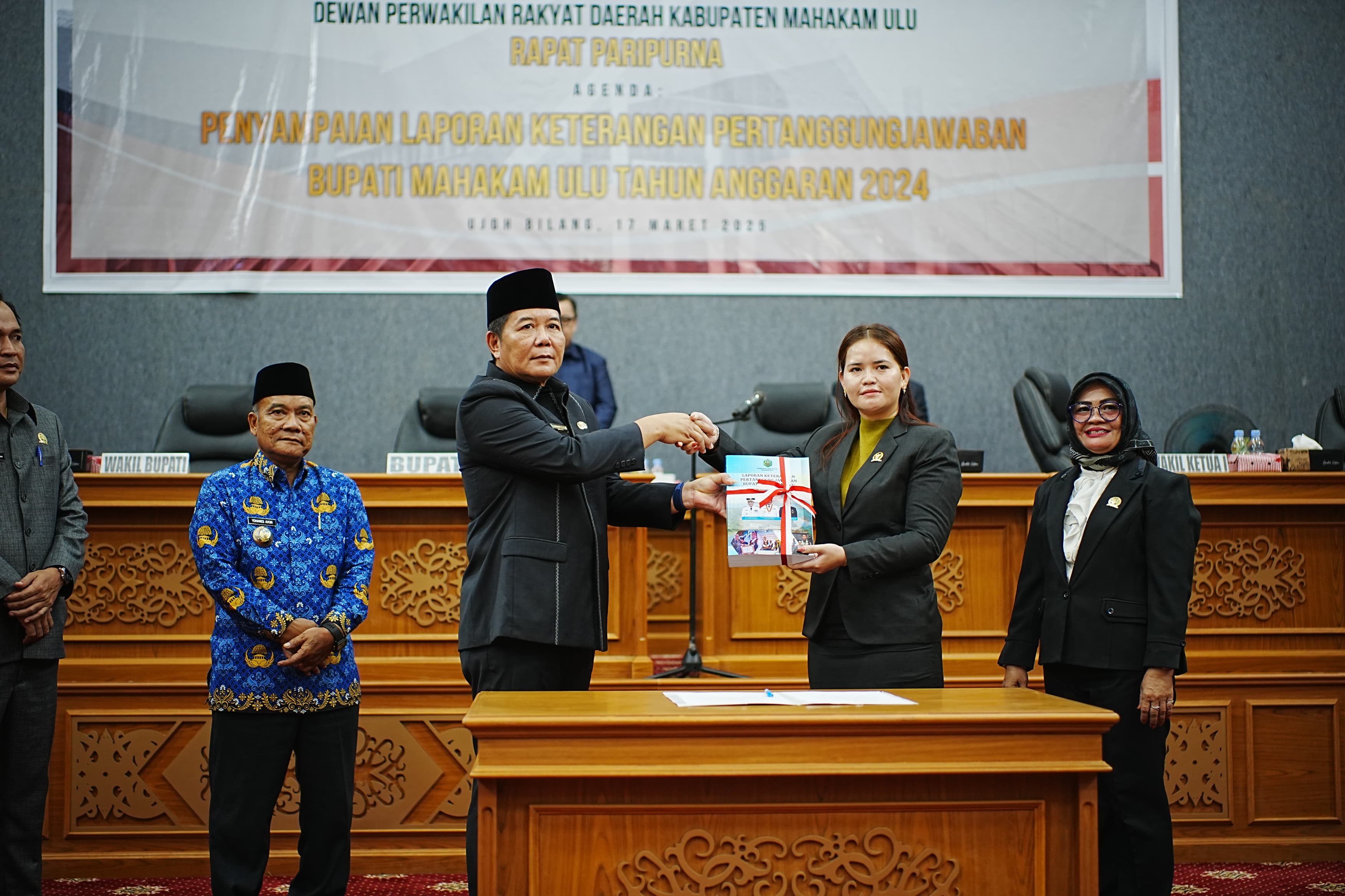 KOLABORASI: Bupati Mahulu Dr Bonifasius Belawan Geh menyerahkan buku LKPJ kepada Ketua DPRD Devung Paran di Ruang Rapat Paripurna Kantor DPRD Mahulu, Senin (17/3).