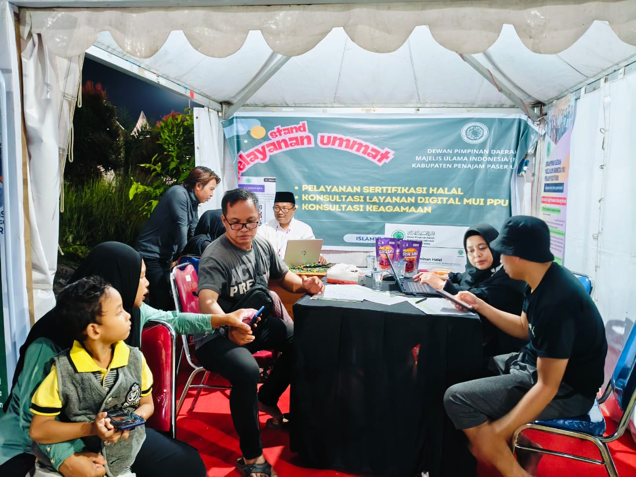 HALAL: Stan sertifikasi halal MUI PPU yang menarik perhatian pelaku UMKM untuk mengurus sertifikat halal.