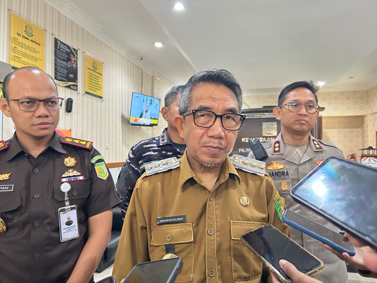 BAHAS LAPAS: Ardiansyah Sulaiman saat diwawancarai awak media di Kutim, Senin (17/3). (JUFRIADI/KP)
