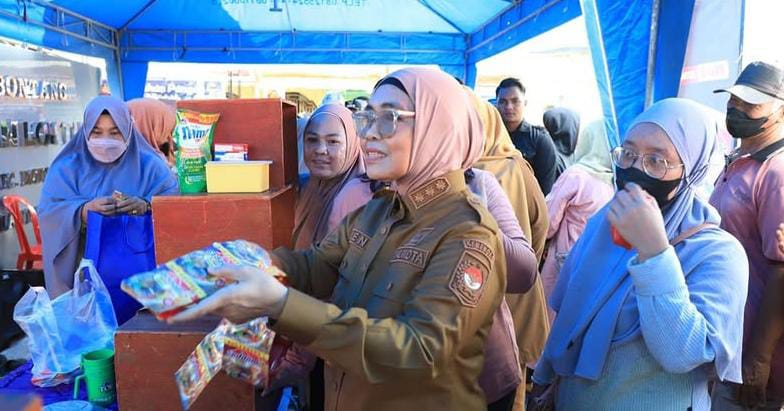 DINANTI: Wali Kota Bontang Neni Moerniaeni yang terlibat langsung dalam gerakan pangan murah. (ADIEL KUNDHARA/KP)