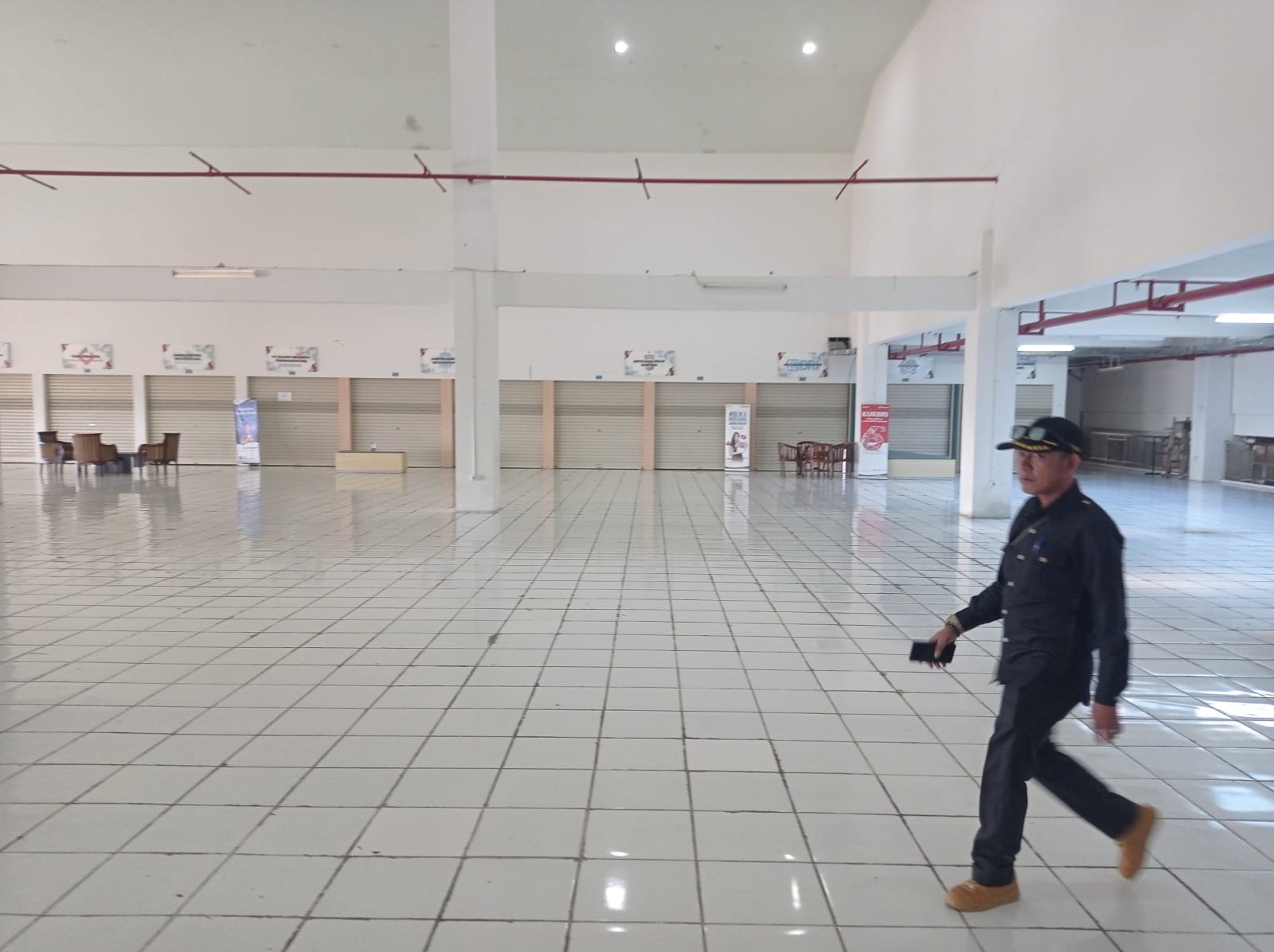 TIDAK BUKA: Sejumlah gerai OPD dan instansi yang terlibat langsung layanan kepada masyarakat justru tidak membuka pintu di Mal Pelayanan Publik.