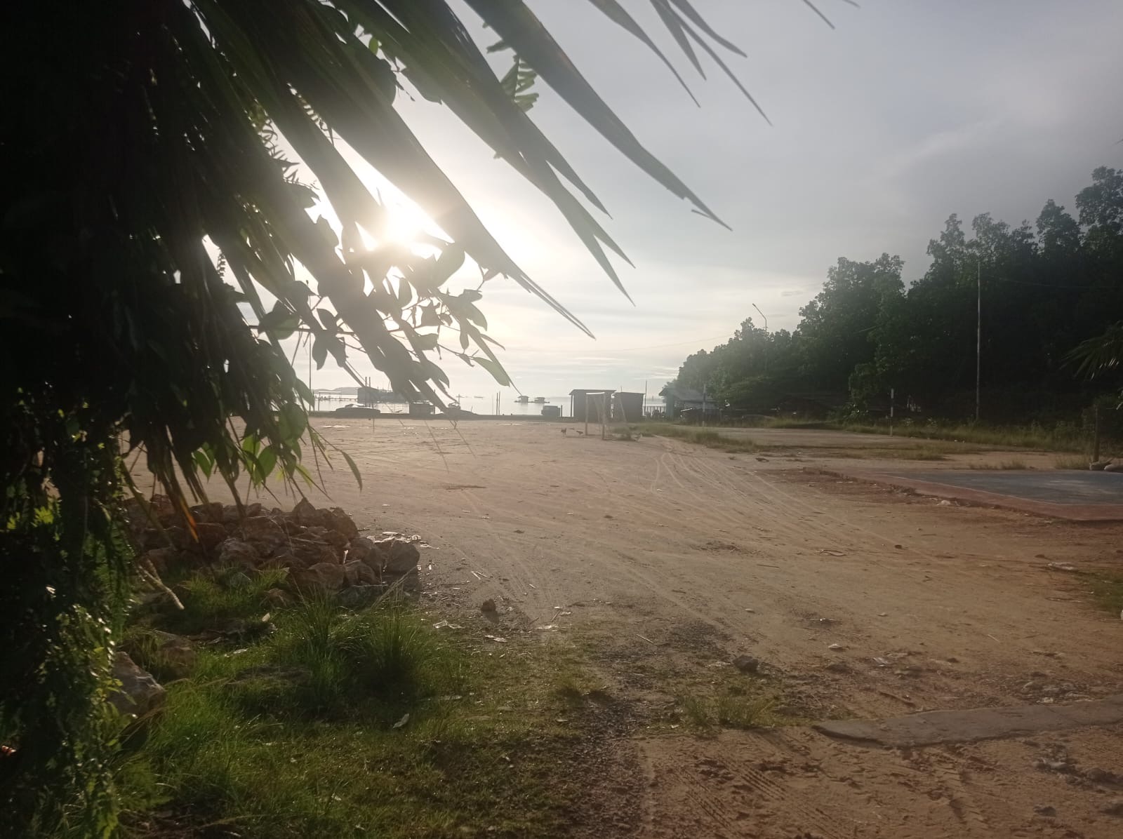 Ujung lapangan sepak bola Berbas Pantai diprediksi menjadi lokasi rencana pembangunan kantor kelurahan dengan konsep gedung di atas laut.
