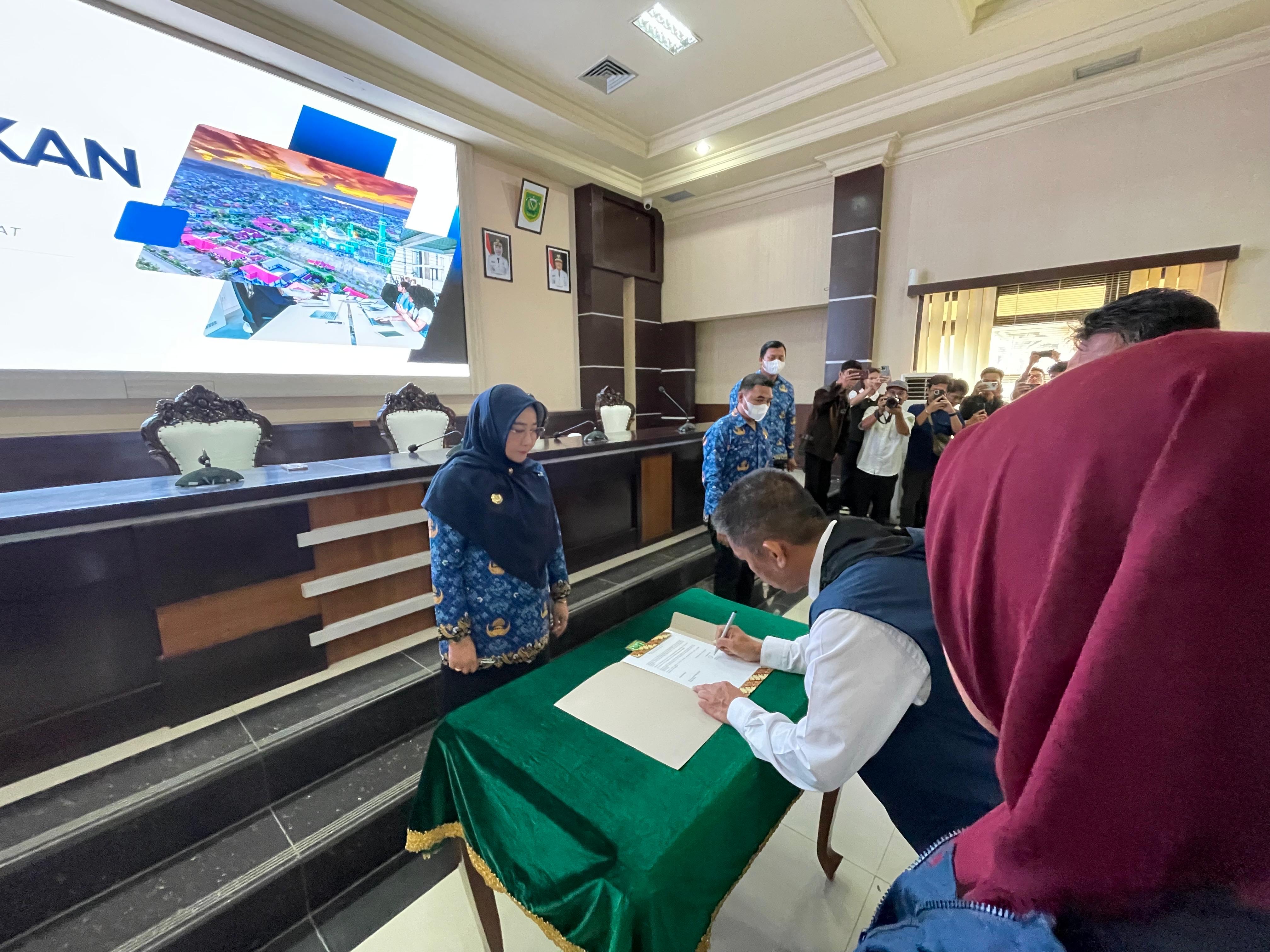 KESEHATAN: Bupati Berau Sri Juniarsih saat melantik FBS di Ruang Rapat Sangalaki, Senin, 17 Maret 2025.