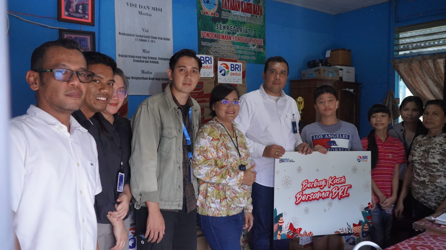 Branch Office Head BRI Balikpapan A Yani, Budiono Napitupulu, saat menyerahkan bantuan sembako secara simbolis kepada perwakilan panti sosial.