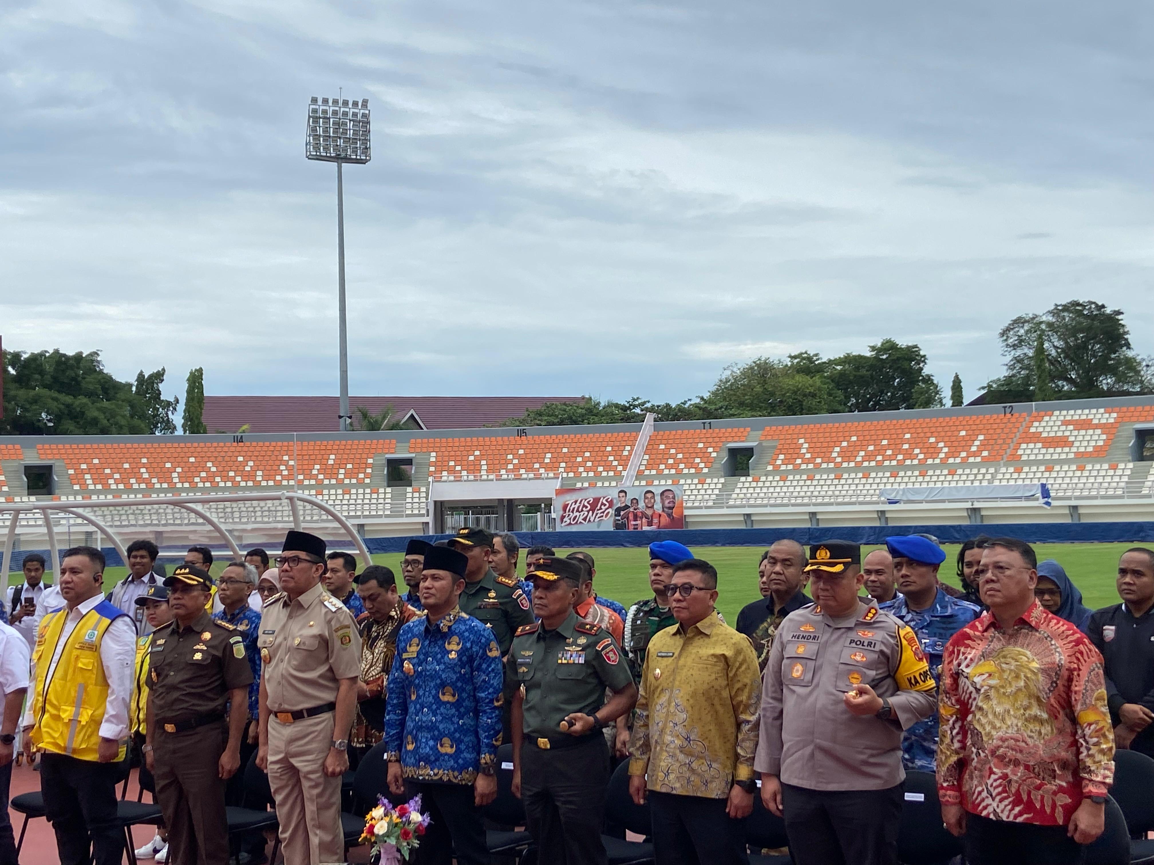 Sejumlah pejabat daerah mengikuti peresmian 17 Stadion yang dipimpin Prabowo Subianto secara daring. (FOTO/EKO)